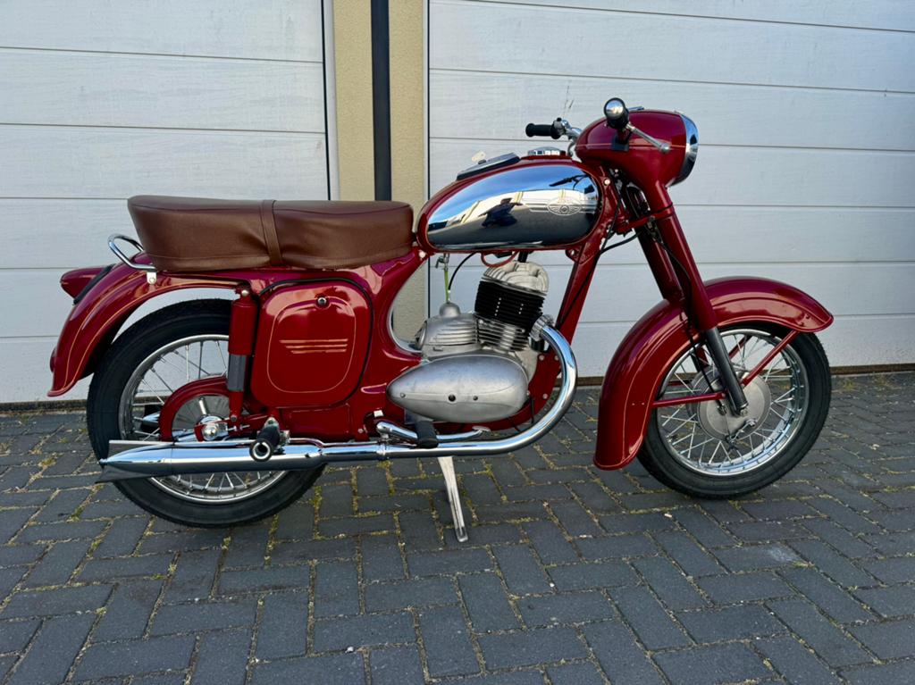 Jawa 353 - 250 cc, Motoren, Motoren | Oldtimers, Overig, 11 kW of minder, 1 cilinder, Motorrijbewijs A, Handgeschakeld, Nieuw