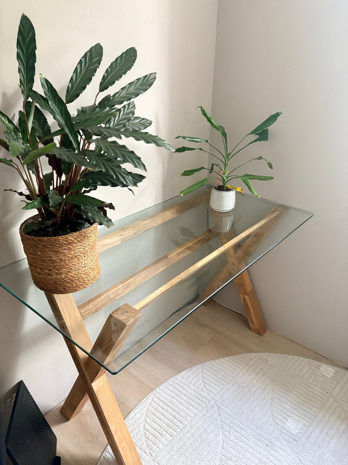 Glazen eettafel/bureau met houten onderstel, Huis en Inrichting, Ophalen, Gebruikt, 100 tot 150 cm, Tot twee personen
