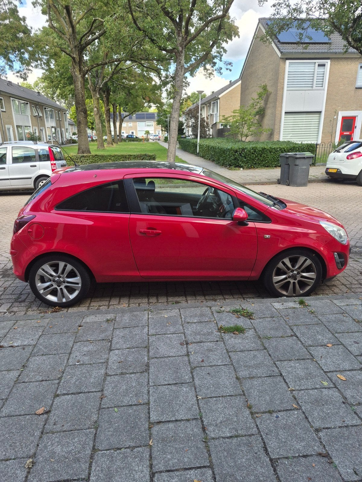 Opel Corsa 1.2 16V 3D 2012 Rood, Auto's, Voorwielaandrijving, 450 kg, 40 €/maand, 4 cilinders