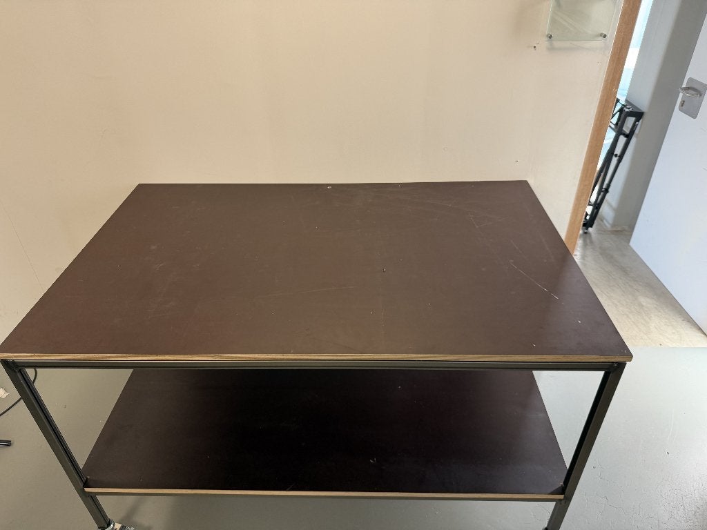 werktafel / presentatie tafel op zwenkwielen, Ophalen, Zo goed als nieuw