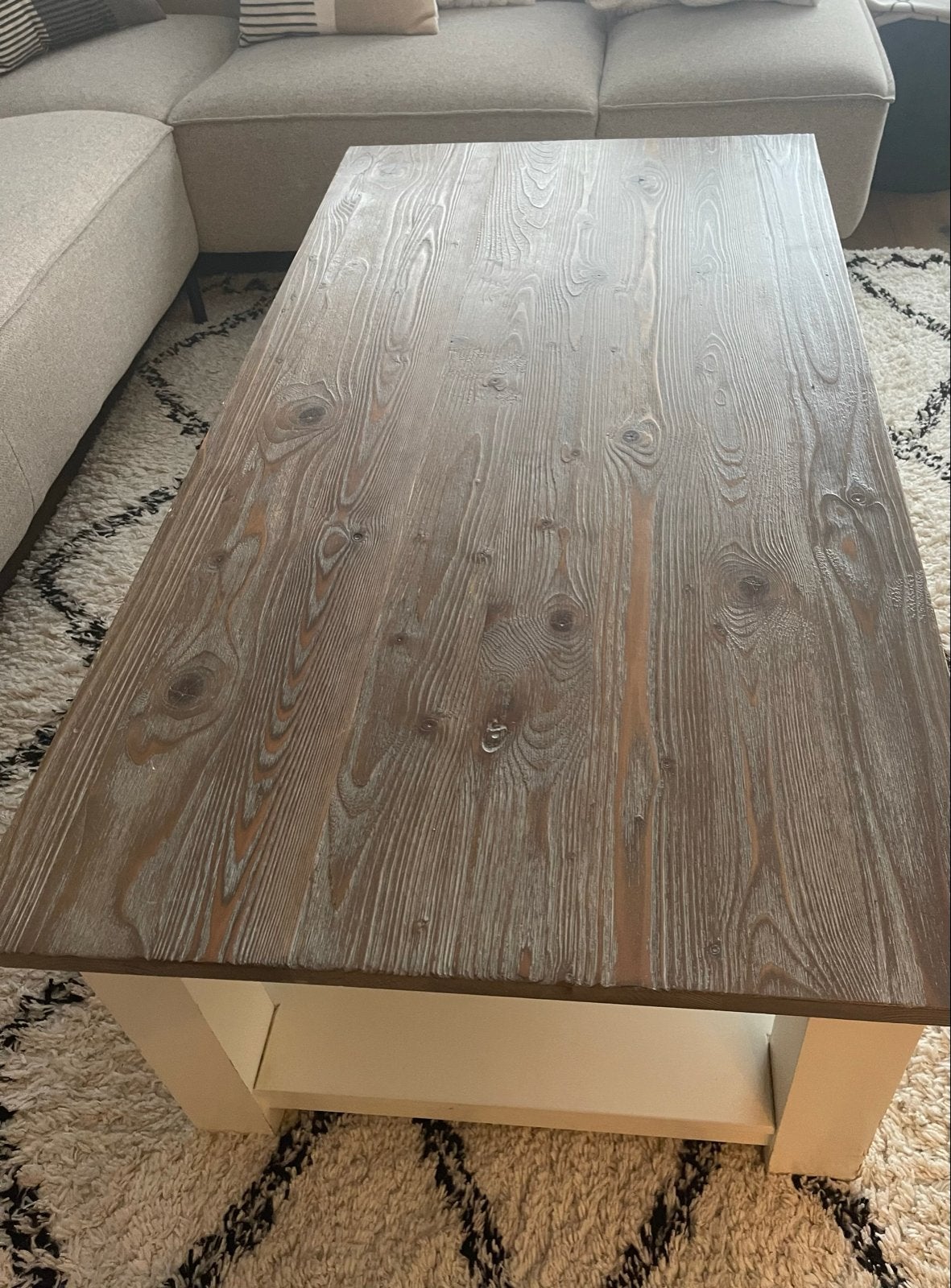 Salontafel met houten blad en witte poten, Ophalen, Gebruikt, 100 tot 150 cm, 50 tot 100 cm