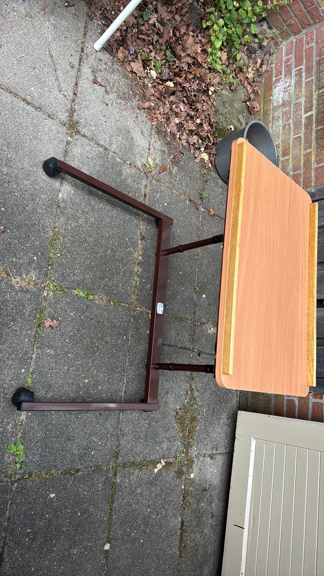 Gratis Bed tafel, Huis en Inrichting, Tafels | Statafels, Ophalen, Zo goed als nieuw