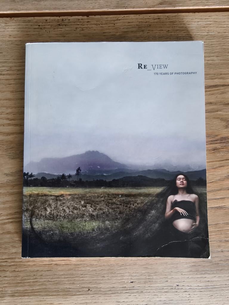 Fotoboek - Re_View: 170 Years of Photography Engels, Boeken, Ophalen of Verzenden, Zo goed als nieuw, Fotografen, Diverse auteurs