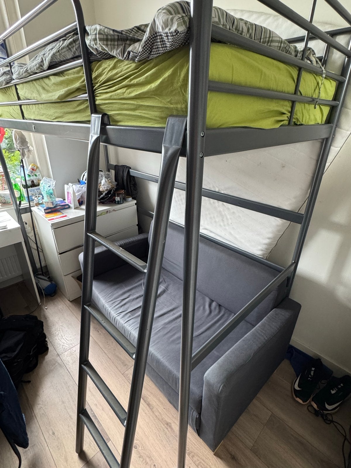 Hoogslaper met slaapbank - Grijs metaal | svarta ikea, Huis en Inrichting, Slaapkamer | Stapelbedden en Hoogslapers, Ophalen, Gebruikt
