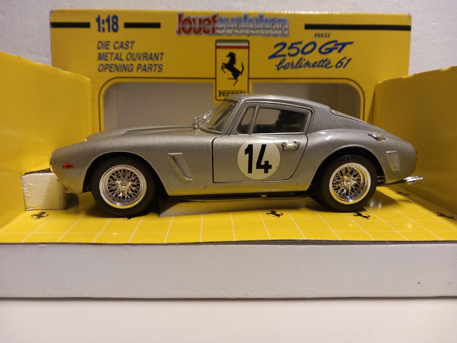 Ferrari 250 GT Berlinetta #14 zilver Revell Jouef 1:18 KRD, Hobby en Vrije tijd, Modelauto's | 1:18, Ophalen of Verzenden, Zo goed als nieuw