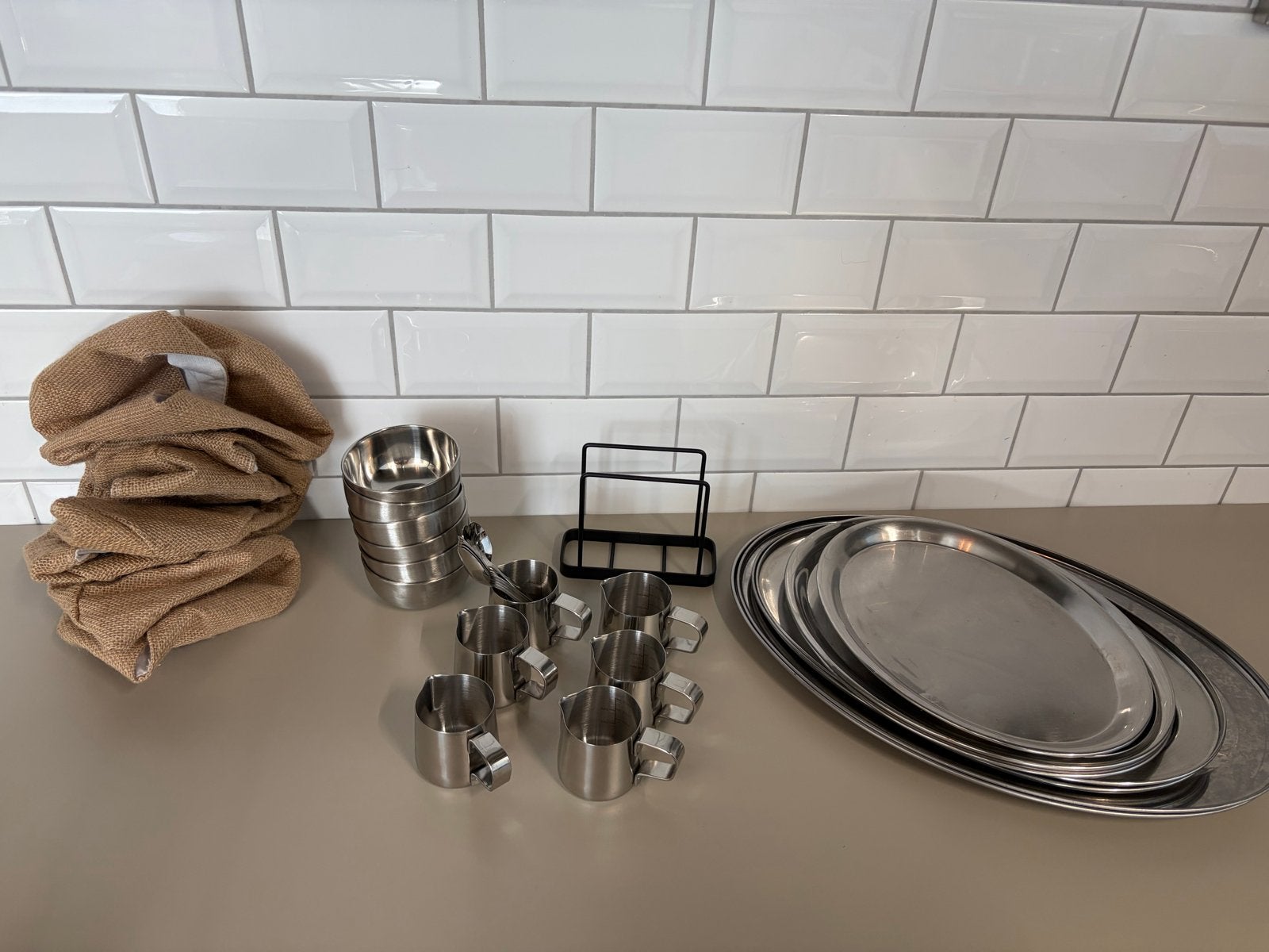 Diverse Horeca Artikelen: RVS Schalen, Kannetjes, Dienbladen, Ophalen
