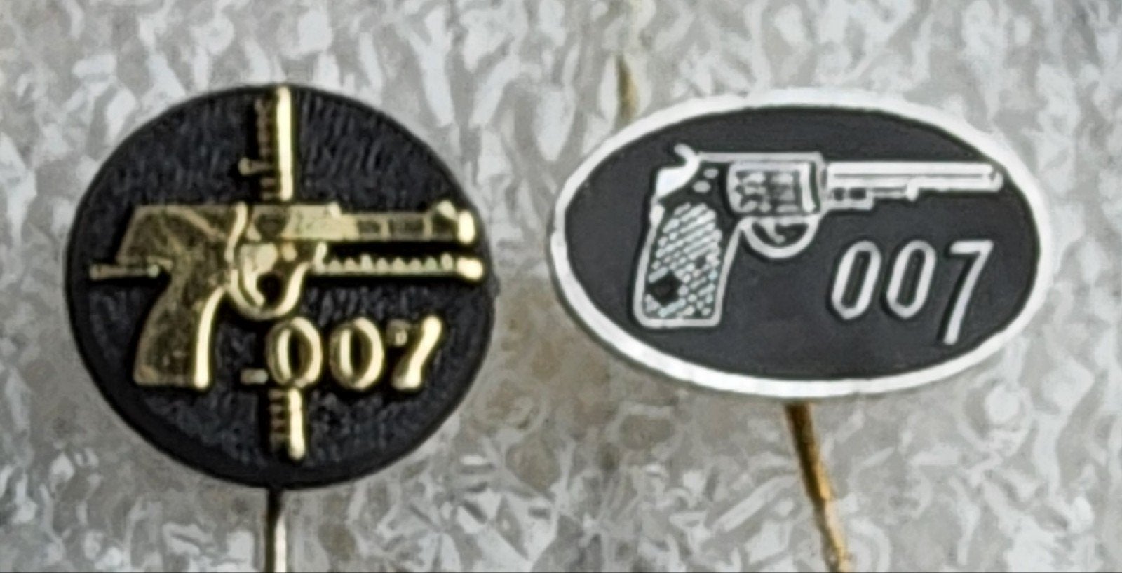 2 James Bond 007 Speldjes - Pistool Design, Verzamelen, Ophalen of Verzenden, Gebruikt, Overige onderwerpen, Speldje of Pin