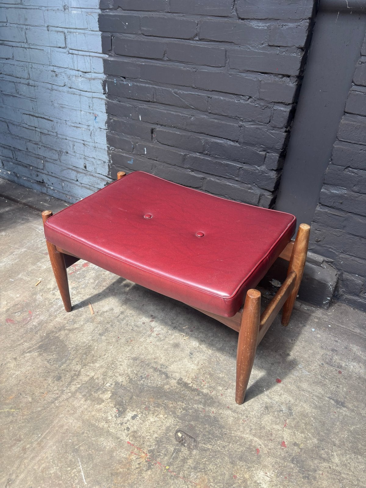 Deens vintage voetenbankje Spøttrup rood skai en teak, Gebruikt, Ophalen of Verzenden, Rechthoekig, 50 tot 75 cm