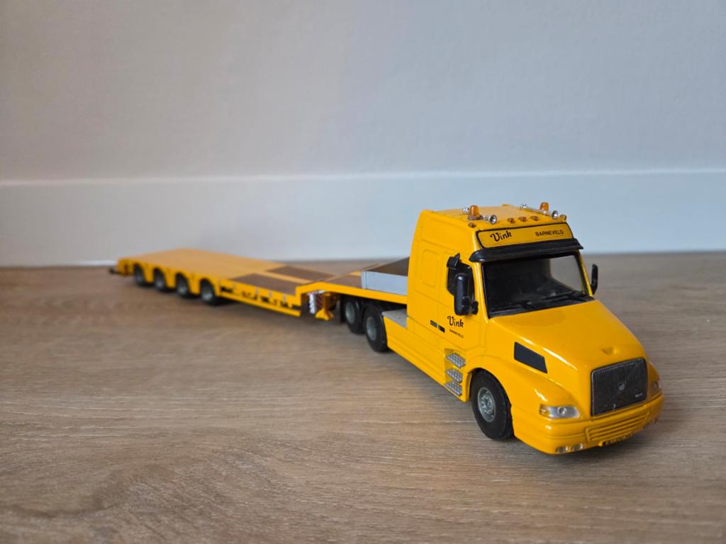Lion Toys  Volvo NH Torpedo Vink met dieplader ( liontoys ), Hobby en Vrije tijd, Modelauto's | 1:50, Ophalen of Verzenden, Gebruikt