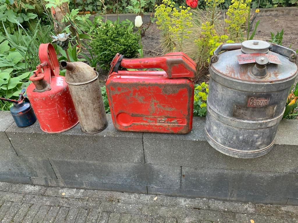 Diverse vintage kannen: oliekan, benzinekan, jerrycan, Ophalen of Verzenden