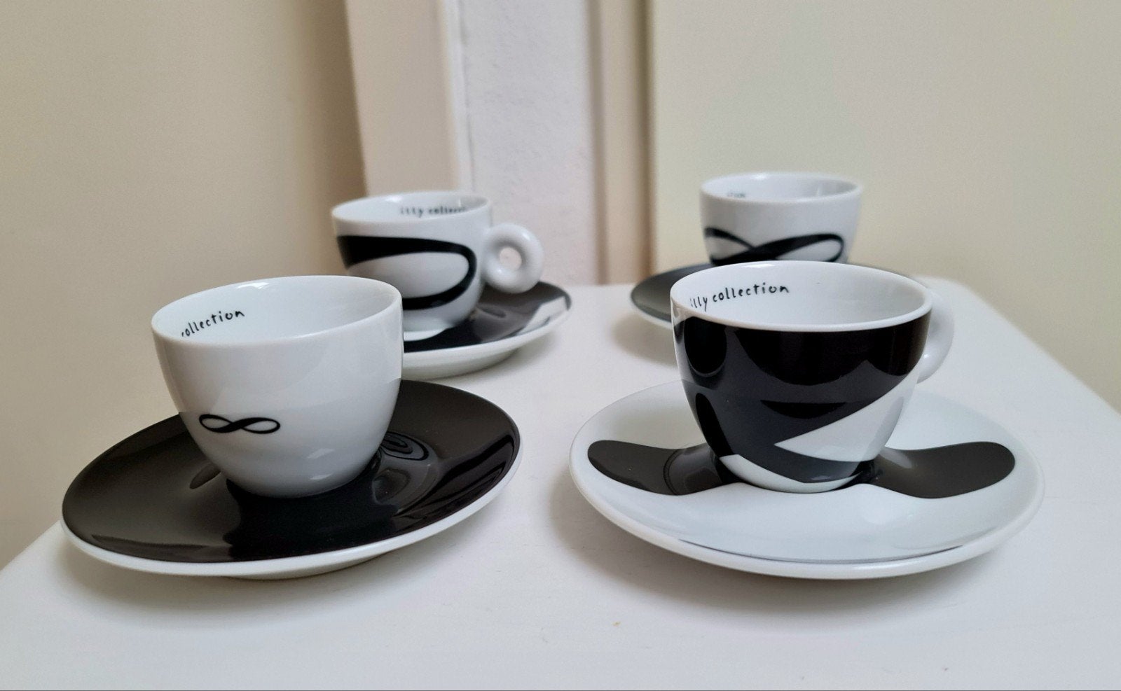 Illy Art Collection 2003 Haim Steinbach 4 kop en schotels, Ophalen