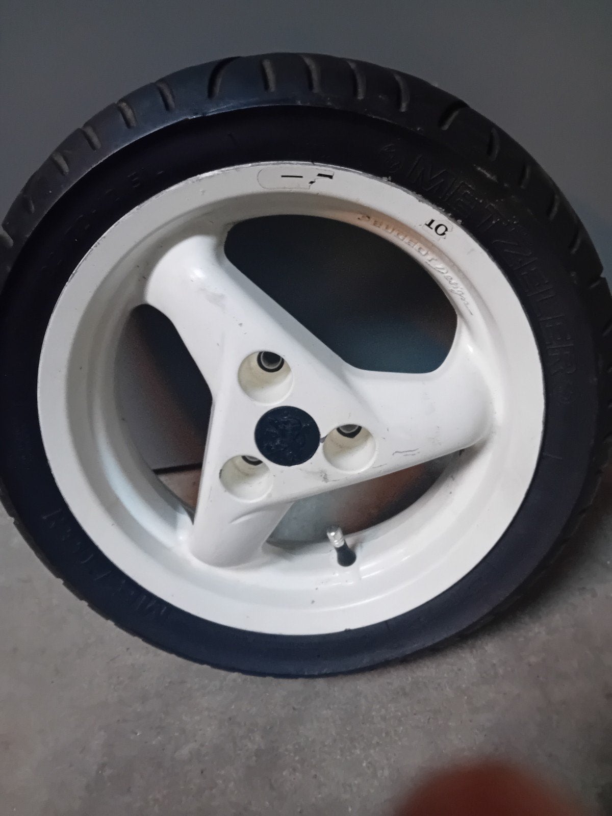 Peugeot WRC Velg met Metzeler Band 120/70-12, Ophalen of Verzenden, Zo goed als nieuw, Overige typen, Peugeot