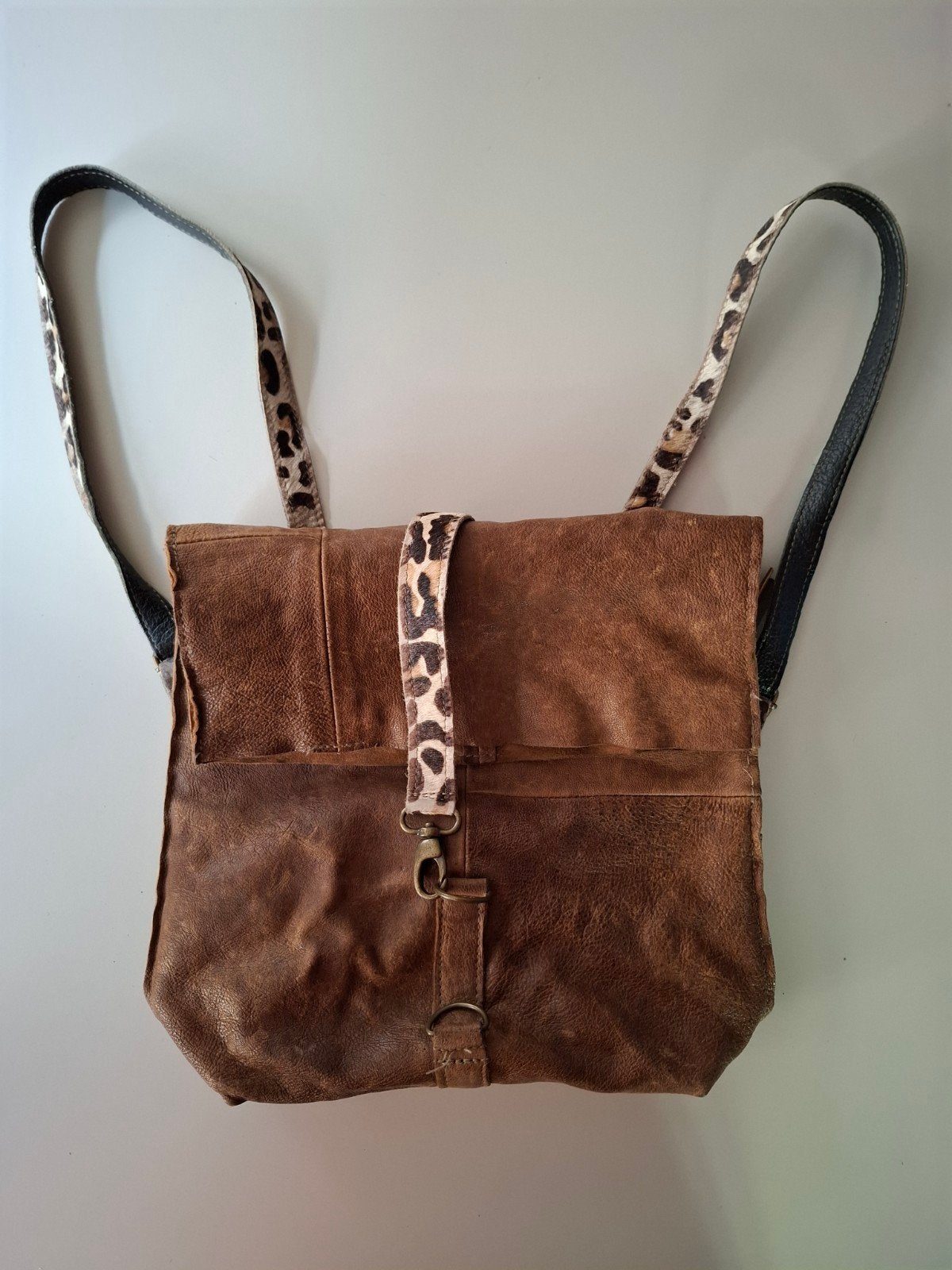 Handgemaakte leren rugzak/handtas met panterprint hengsels, Overige merken, Gebruikt, 25 tot 40 cm, Ophalen of Verzenden