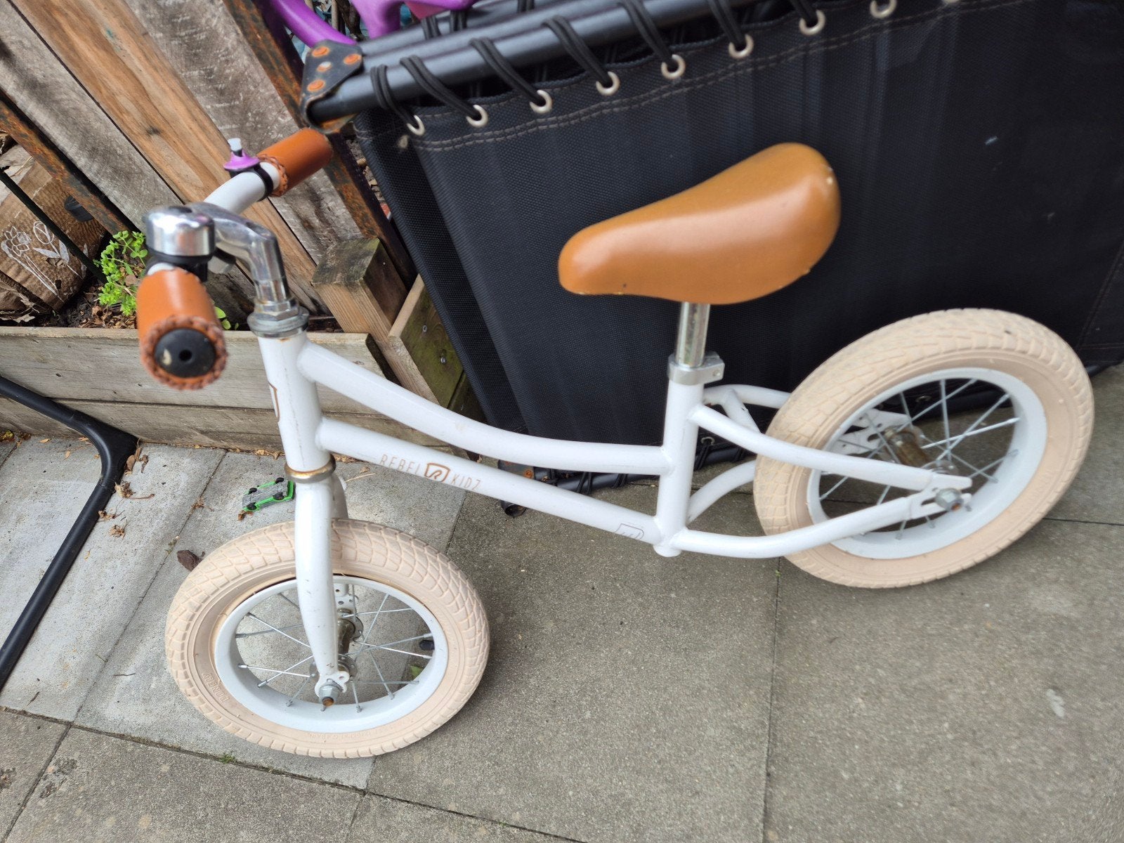 Loopfietsje,  Rebel kidz, banden lopen leeg (ventiel defect), Ophalen of Verzenden