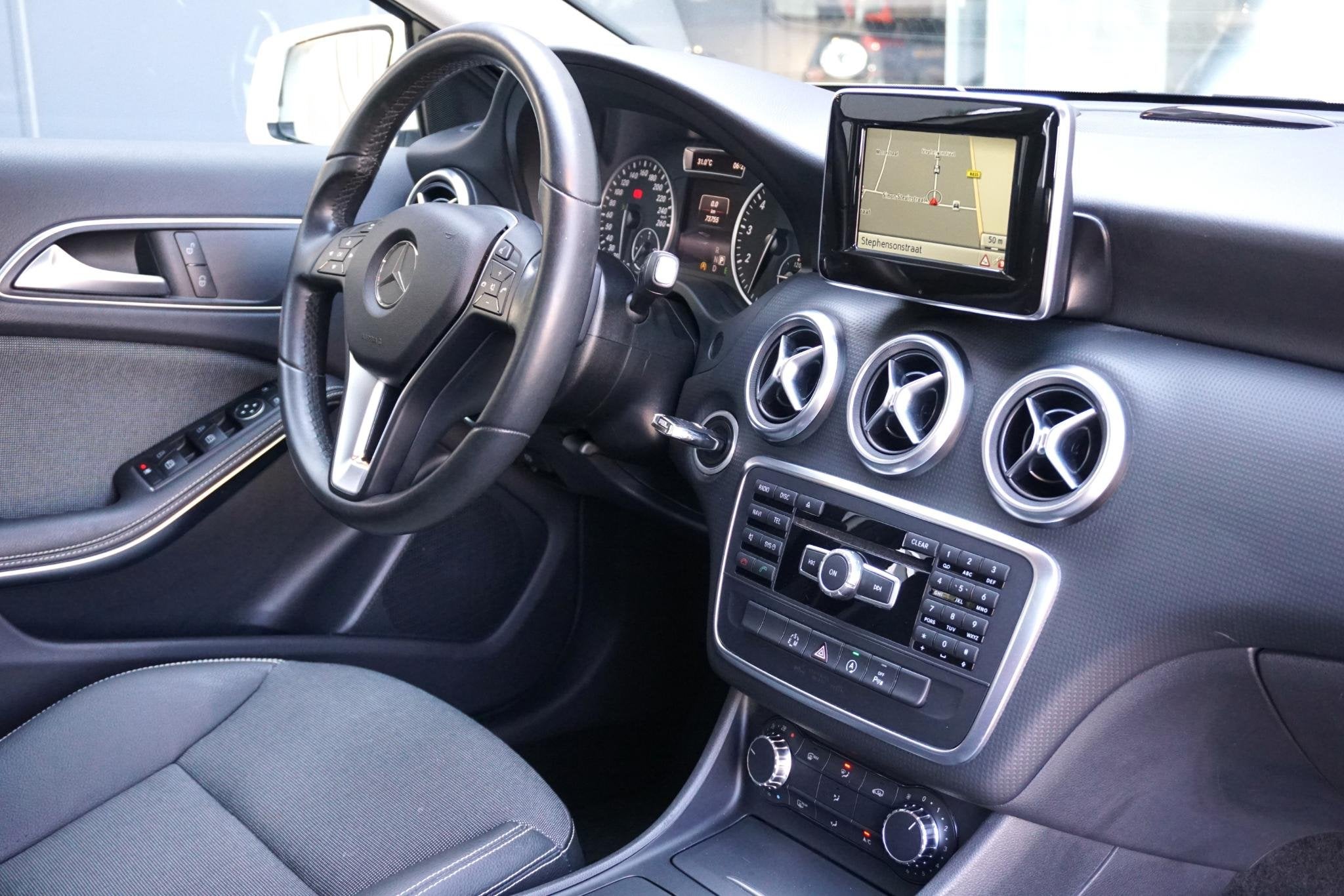 Mercedes-Benz A-klasse 180 Ambition *eerste eigenaar* + XENO, Auto's, Gebruikt, 4 cilinders, Navigatiesysteem, 695 kg