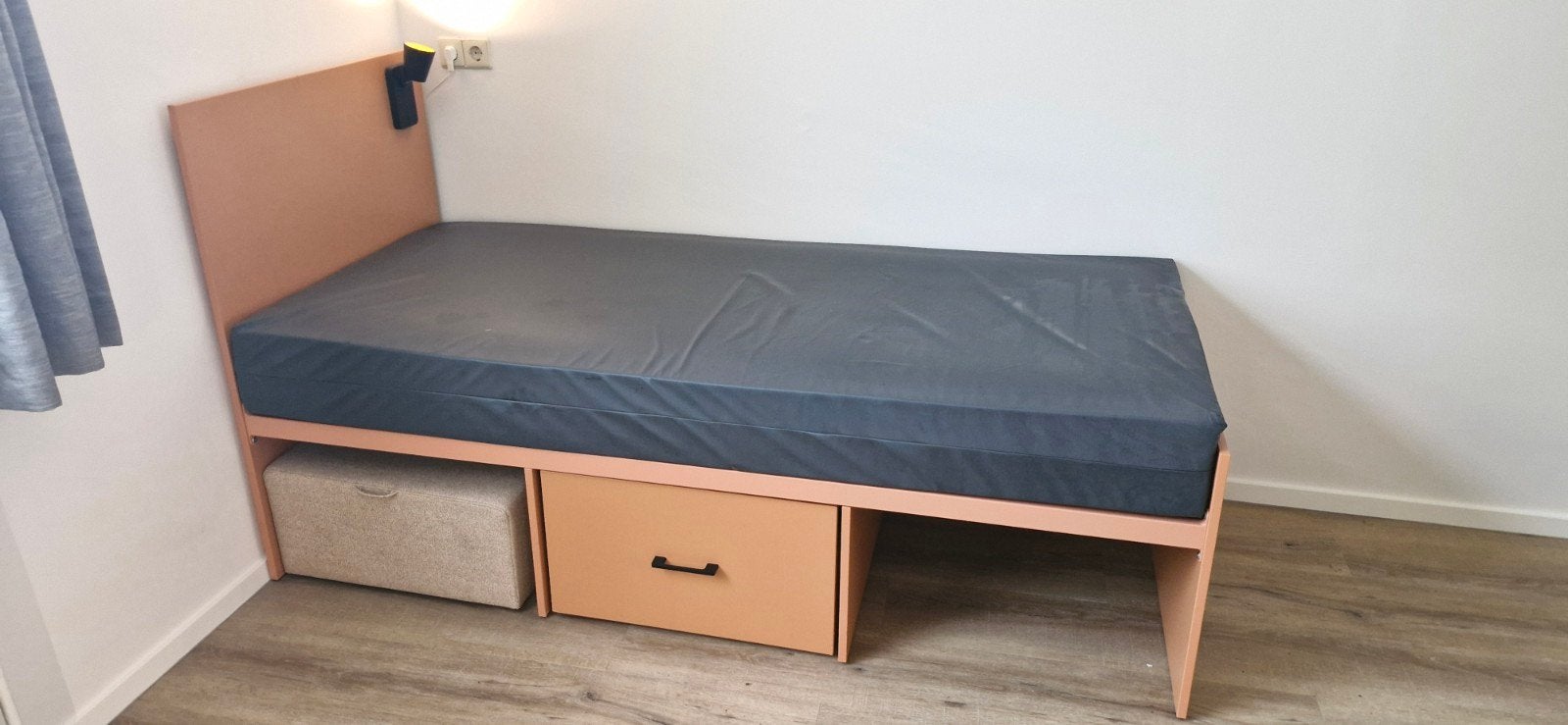 Eenpersoonsbed 90x200 met matras, lamp, voetenbank en opberg, Ophalen, Overige materialen, Gebruikt, 90 cm