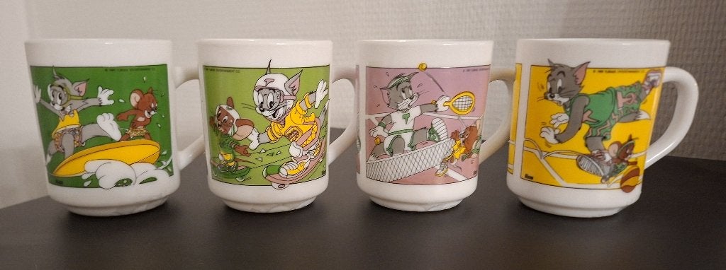 Vintage set van 4 Tom & Jerry mokken Arcopal France, Ophalen of Verzenden, Overige figuren, Zo goed als nieuw, Gebruiksvoorwerp