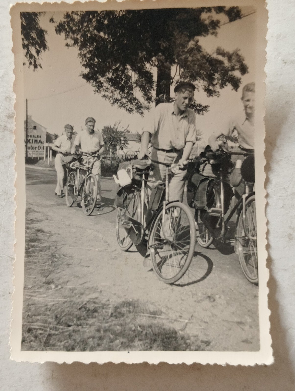 Jongemannen met fietsen jaren 40-50, Ophalen of Verzenden, 1940 tot 1960, Gebruikt