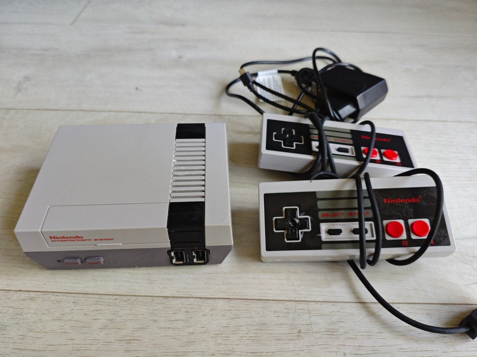 NES Mini Nintendo met 2 controllers en extra spellen, Ophalen of Verzenden, Zo goed als nieuw, Met 2 controllers, Met games