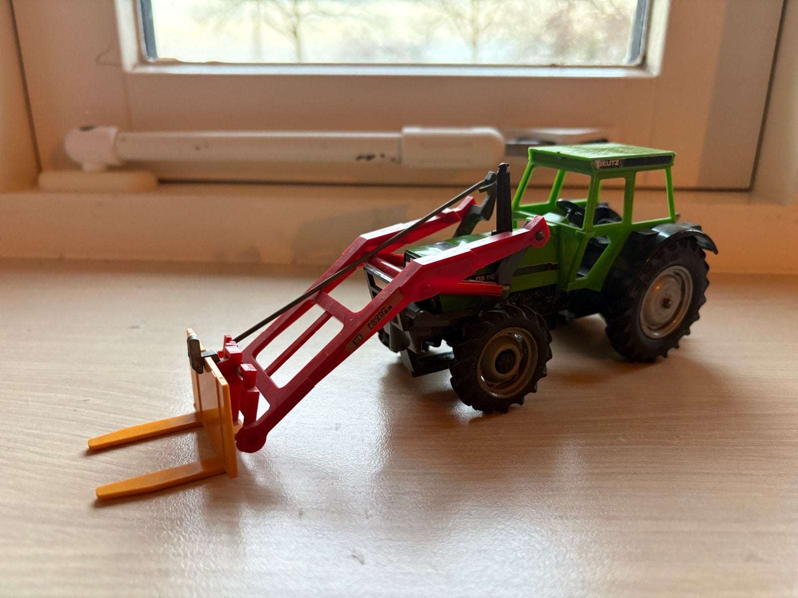 Britains Deutz DX110 Miniatuur Tractor met Voorlader, Ophalen, Gebruikt, Tractor of Landbouw, Britains