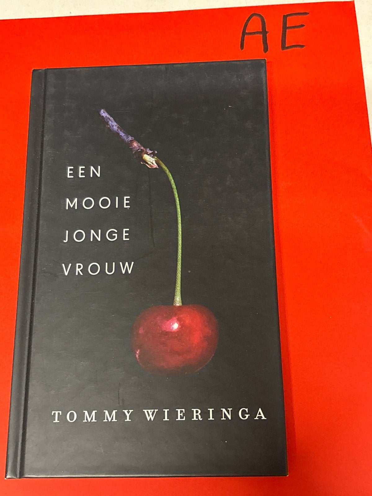 Een Mooie Jonge Vrouw - Tommy Wieringa (Boek), Ophalen of Verzenden, Zo goed als nieuw, Nederland