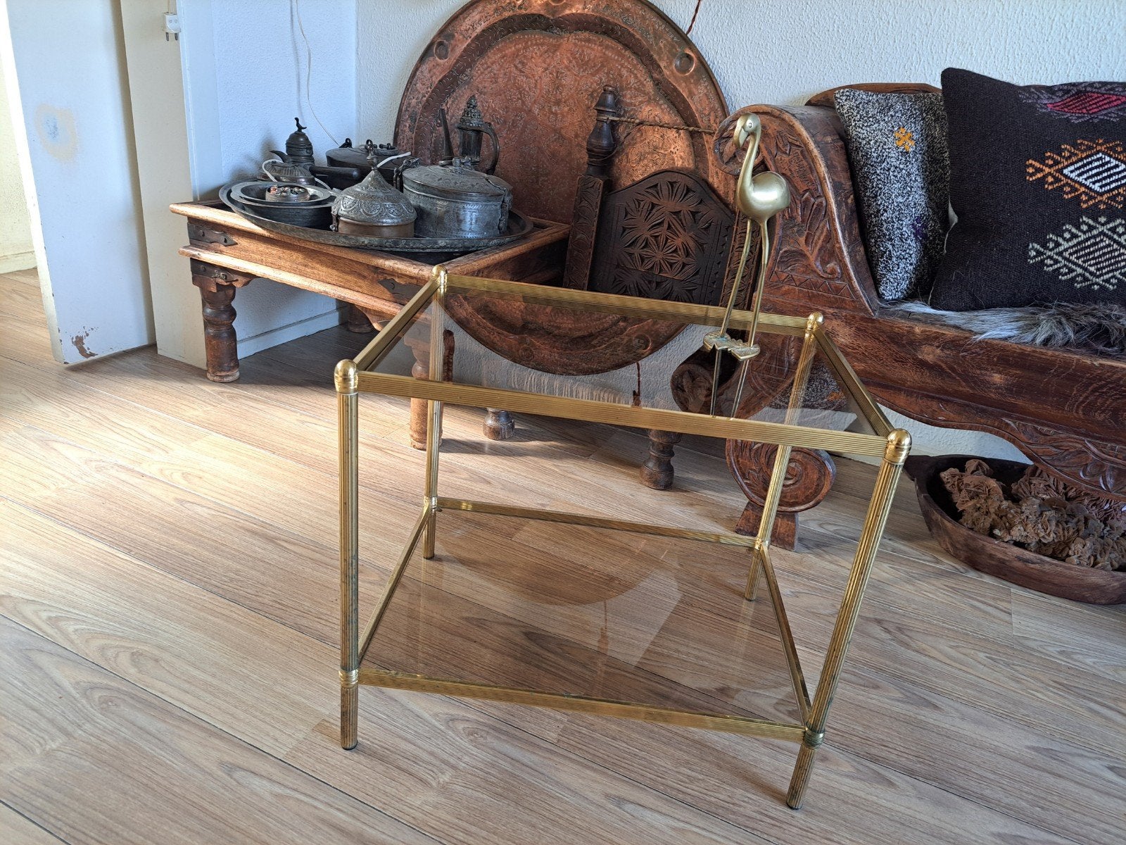Vintage messing Hollywood Regency bijzettafel met glazen bla, 45 tot 60 cm, Gebruikt, Vintage, Klassiek, Art Deco, Glas