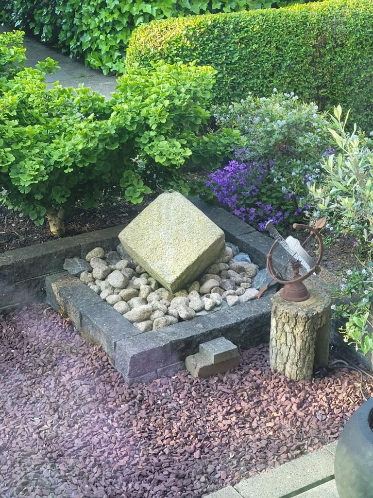 Mooie dobbelsteen fontein met rooster, pomp en kuip, Tuin en Terras, Ophalen of Verzenden, Gebruikt, Graniet, Fontein