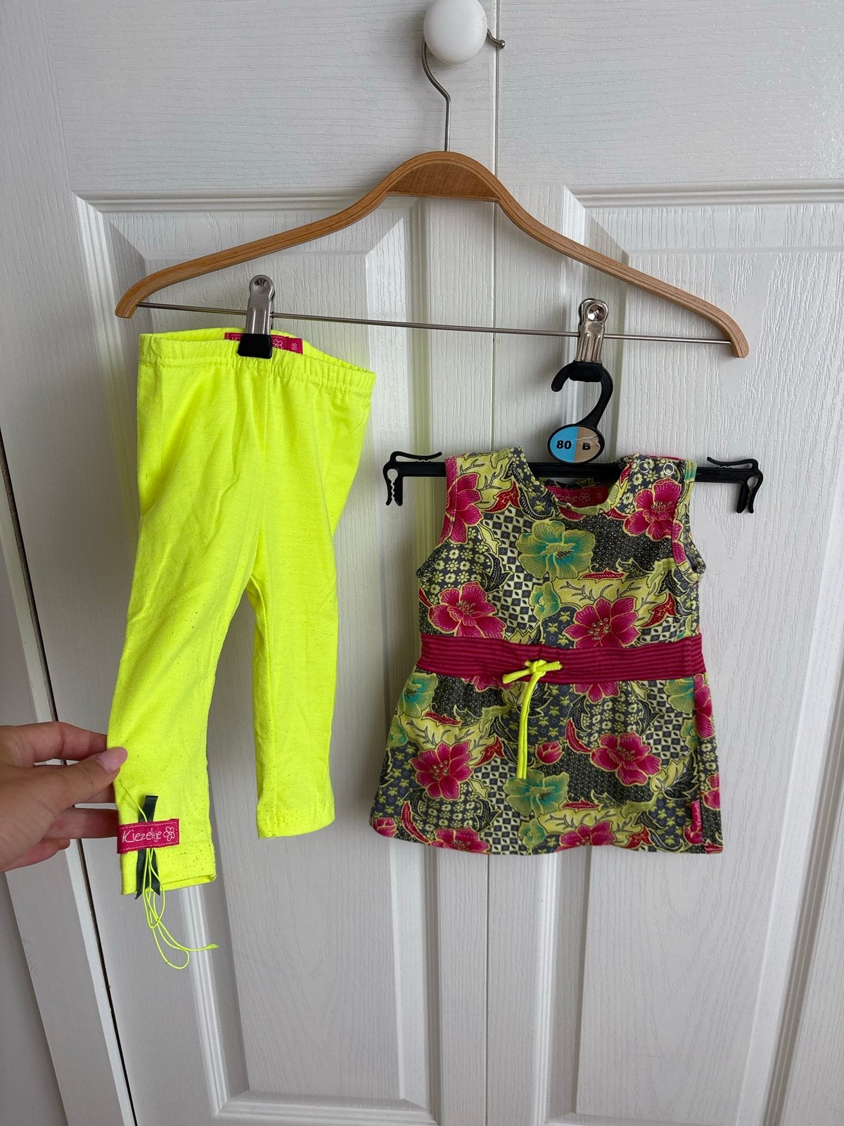 Kiezelje setje: topje met bloemenprint en neon legging, Verzenden, Zo goed als nieuw, Meisje