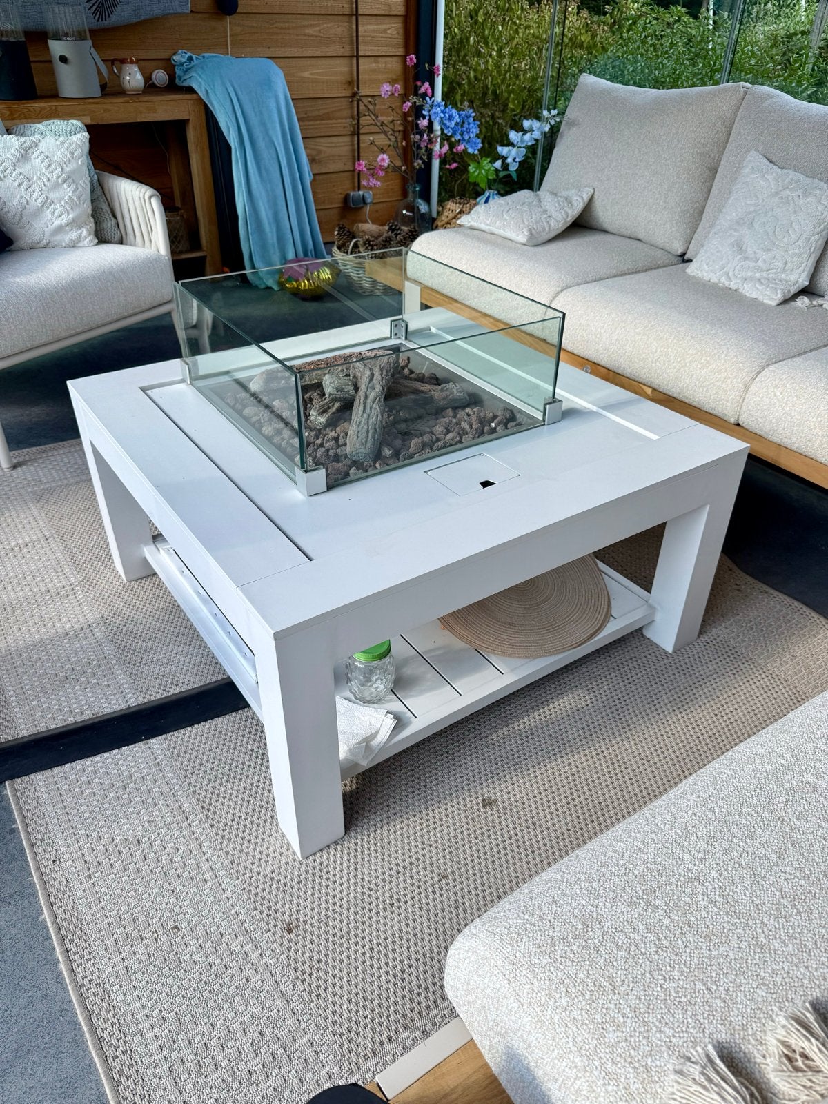 Moderne witte vuurtafel met glazen bescherming en gas ombouw, Tuin en Terras, Ophalen, Zo goed als nieuw, Vuurkorf