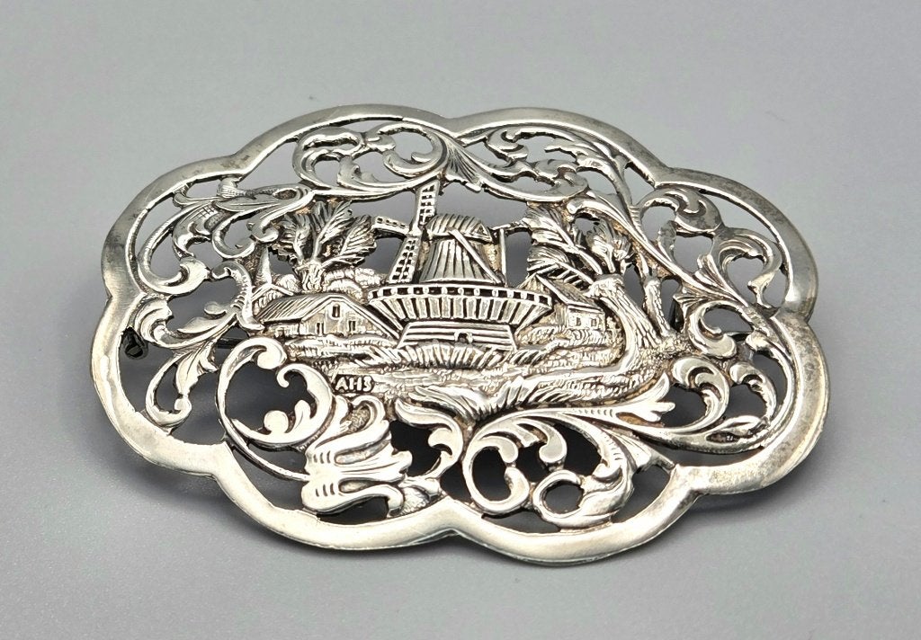Zilveren broche met landschap en een molen. 2026/546, 4 tot 7 cm, ., Ophalen of Verzenden, Zo goed als nieuw