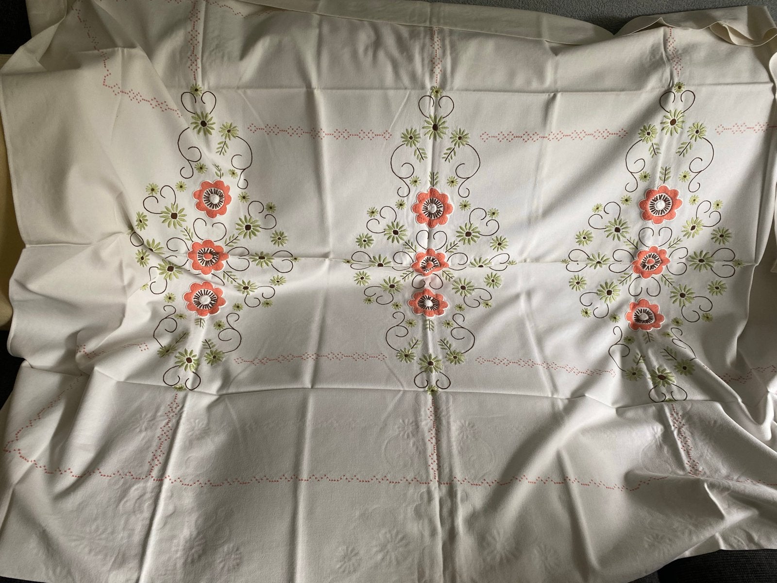 Handgemaakt Tafelkleed met Geborduurde Bloemen 152x124 cm, Gebruikt, Ophalen of Verzenden, Katoen, Handgemaakt