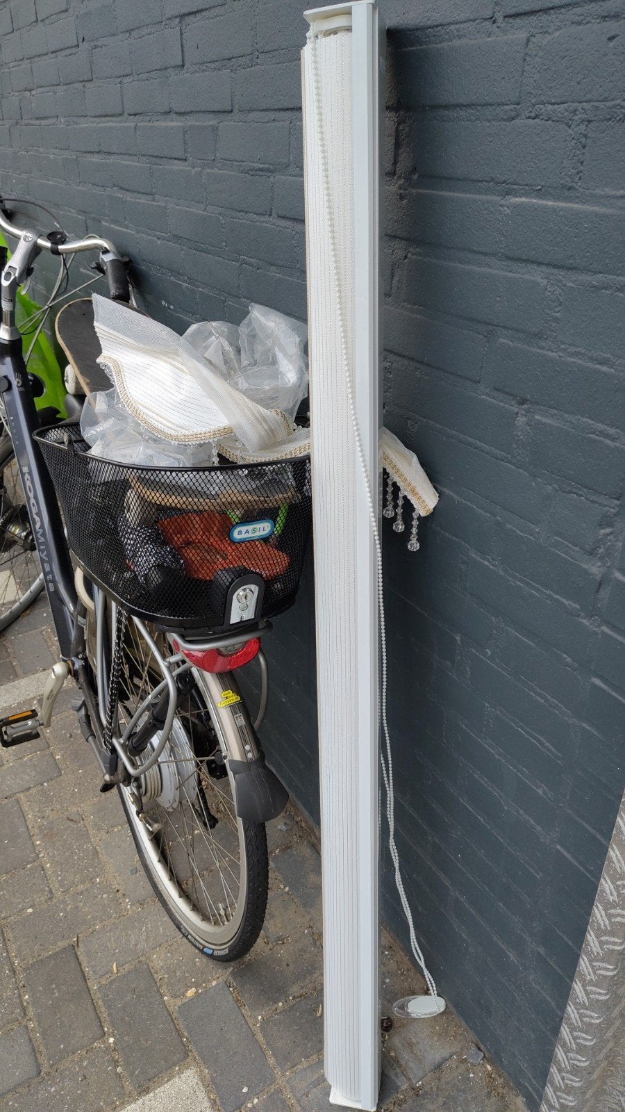 Rolgordijn met decoratie van steentjes, Ophalen