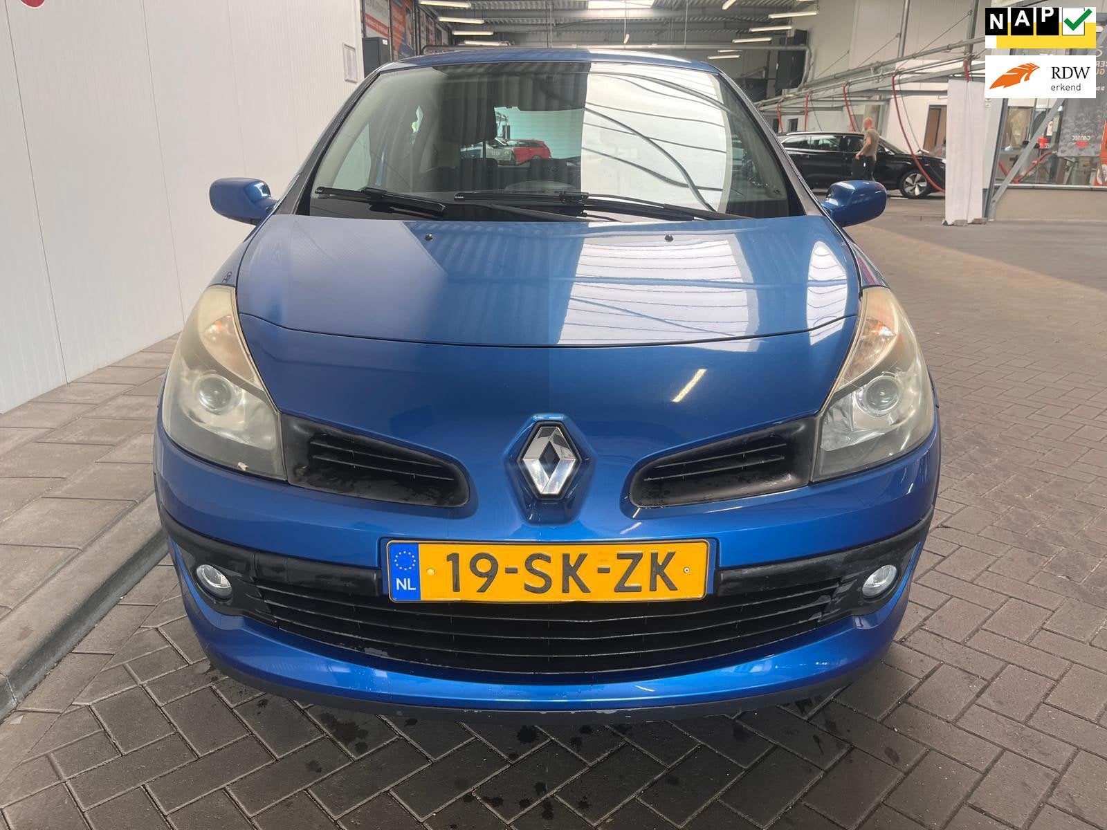 Renault Clio 1.4-16V Dynamique Luxe (MET NIEUWE APK ), Auto's, Voorwielaandrijving, Gebruikt, Zwart, 4 cilinders