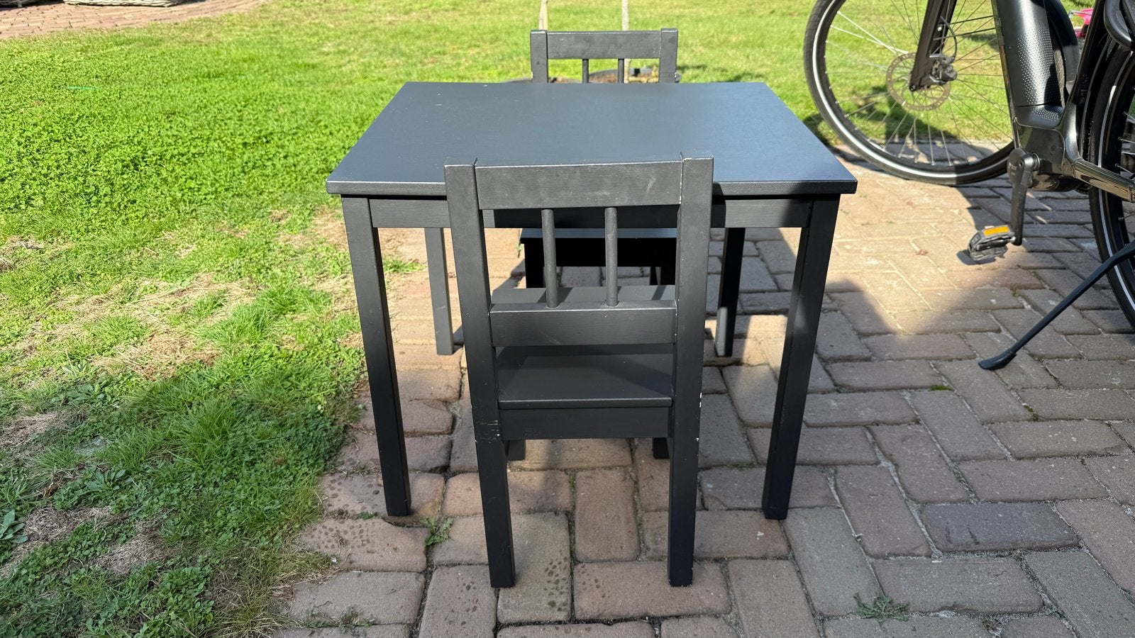 Houten kindertafel met 2 stoelen, Ophalen, Gebruikt