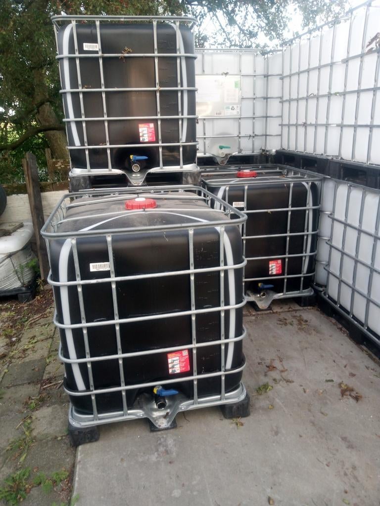 Zwarte ibc's regenton 1000 liter ton tank vat gebracht., 150 liter of meer, Ophalen