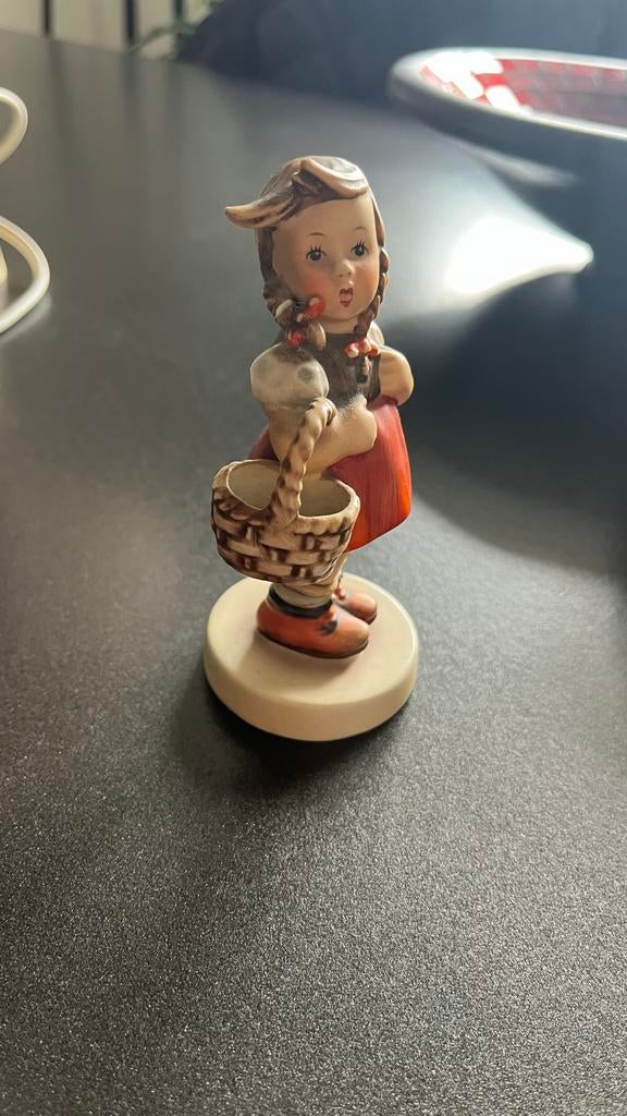 Vintage Hummel beeldje meisje met mandje, Ophalen
