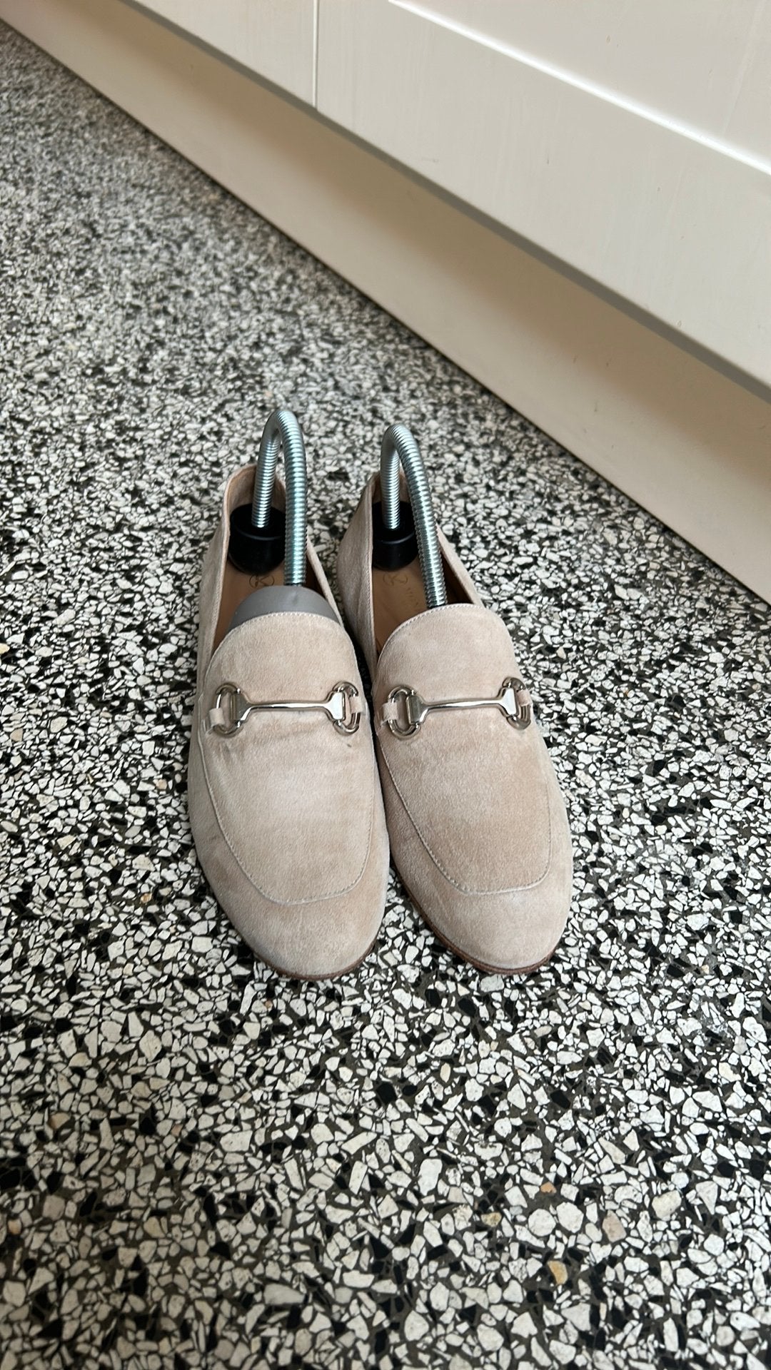 MONFRANCE Maastricht zandkleurige suède loafers 37,5 ZGAN, Nieuw, Ophalen of Verzenden, Instappers, Beige