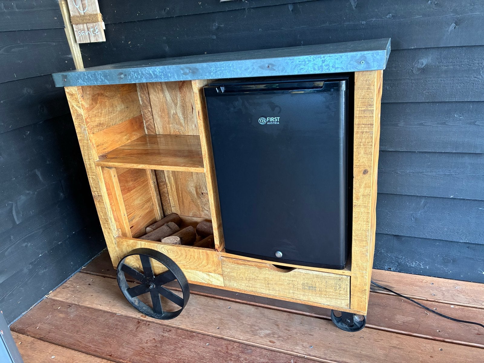 Mini Koelkast in Houten Bar Cart - Perfect voor Drankjes, Ophalen, Gebruikt