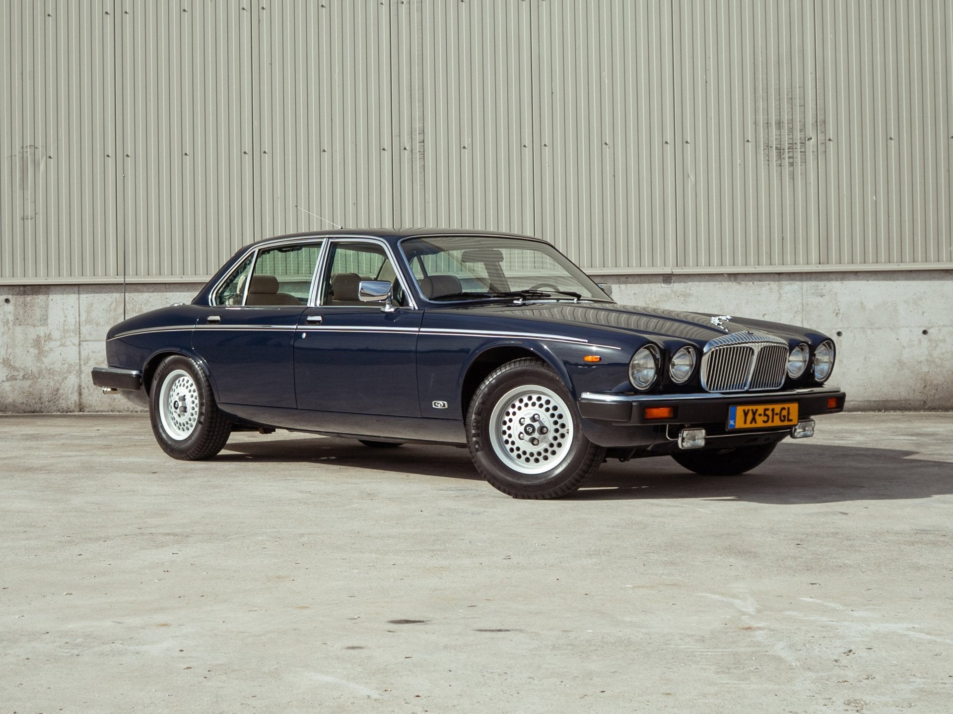 Daimler Double SiX 6.0 V12 318PK (1990) | 126.752 km | NL-au, Auto's, Overige Auto's, Automaat, Gebruikt, Beige, 12 cilinders