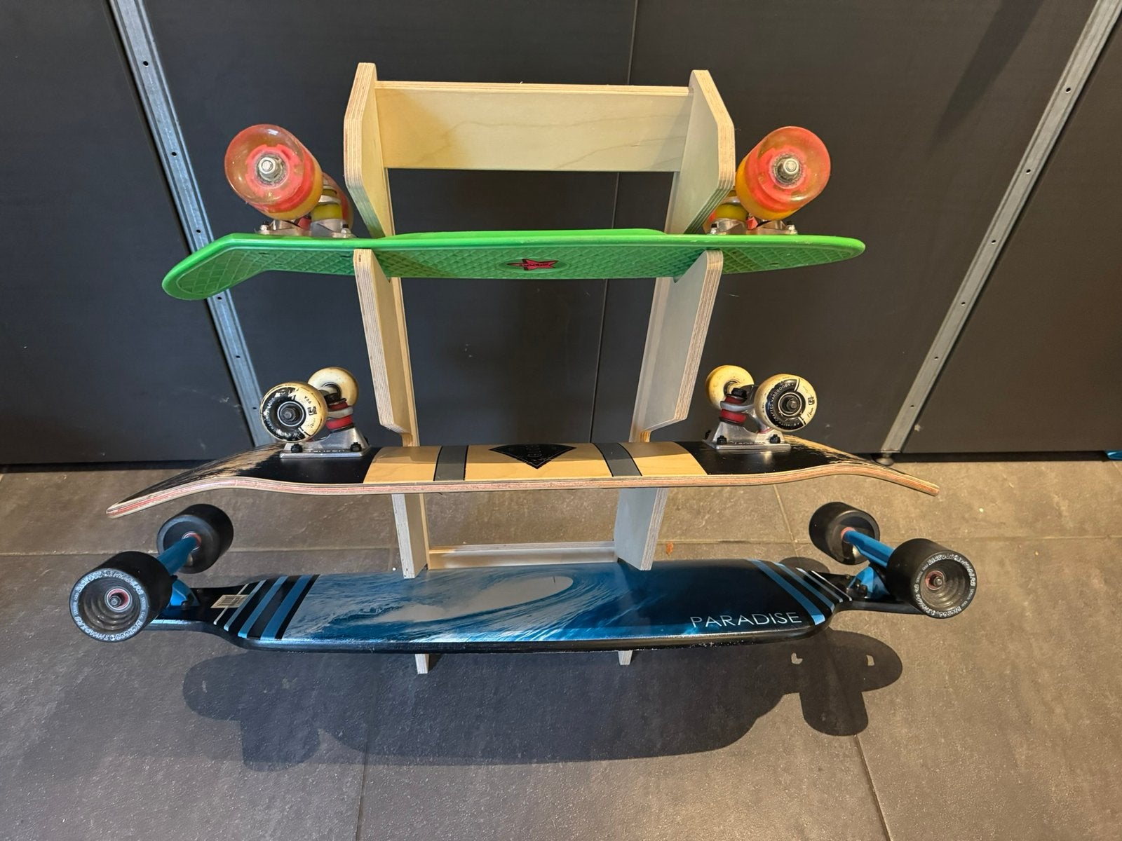 Mooi houten skateboard rek met 2 skateboards