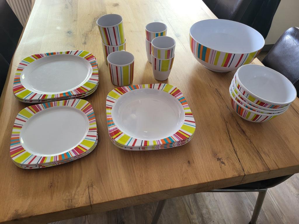 Kleurrijk servies set, 4 persoons, Caravans en Kamperen, Kampeeraccessoires, Ophalen of Verzenden, Gebruikt