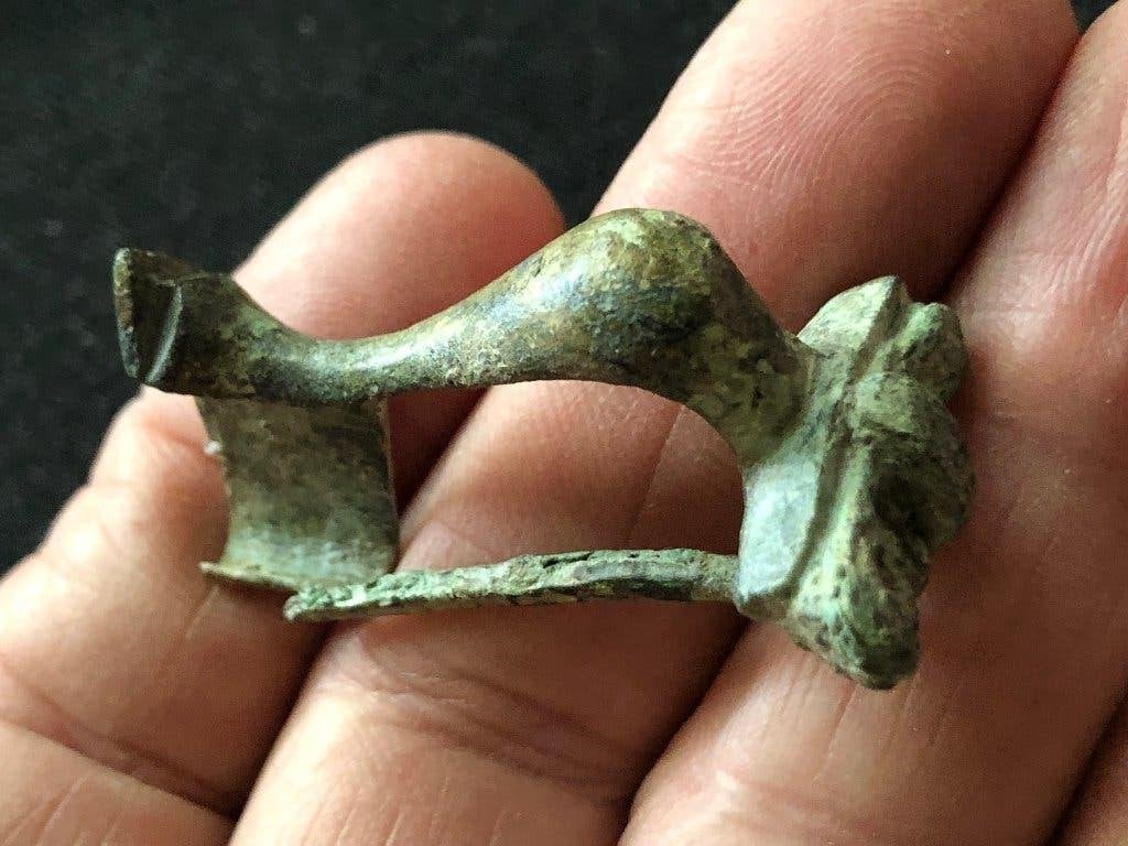 Bodemvondst ROMEINSE Knie FIBULA intacte mantelspeld 1800jr, Ophalen of Verzenden
