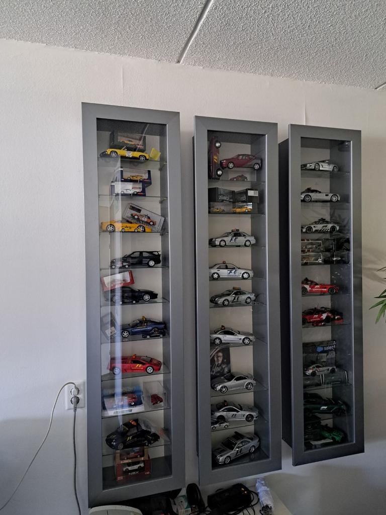Vitrinekast IKEA Bertby grijs , zie advertentie, Ophalen, Gebruikt, 50 tot 100 cm, 150 tot 200 cm