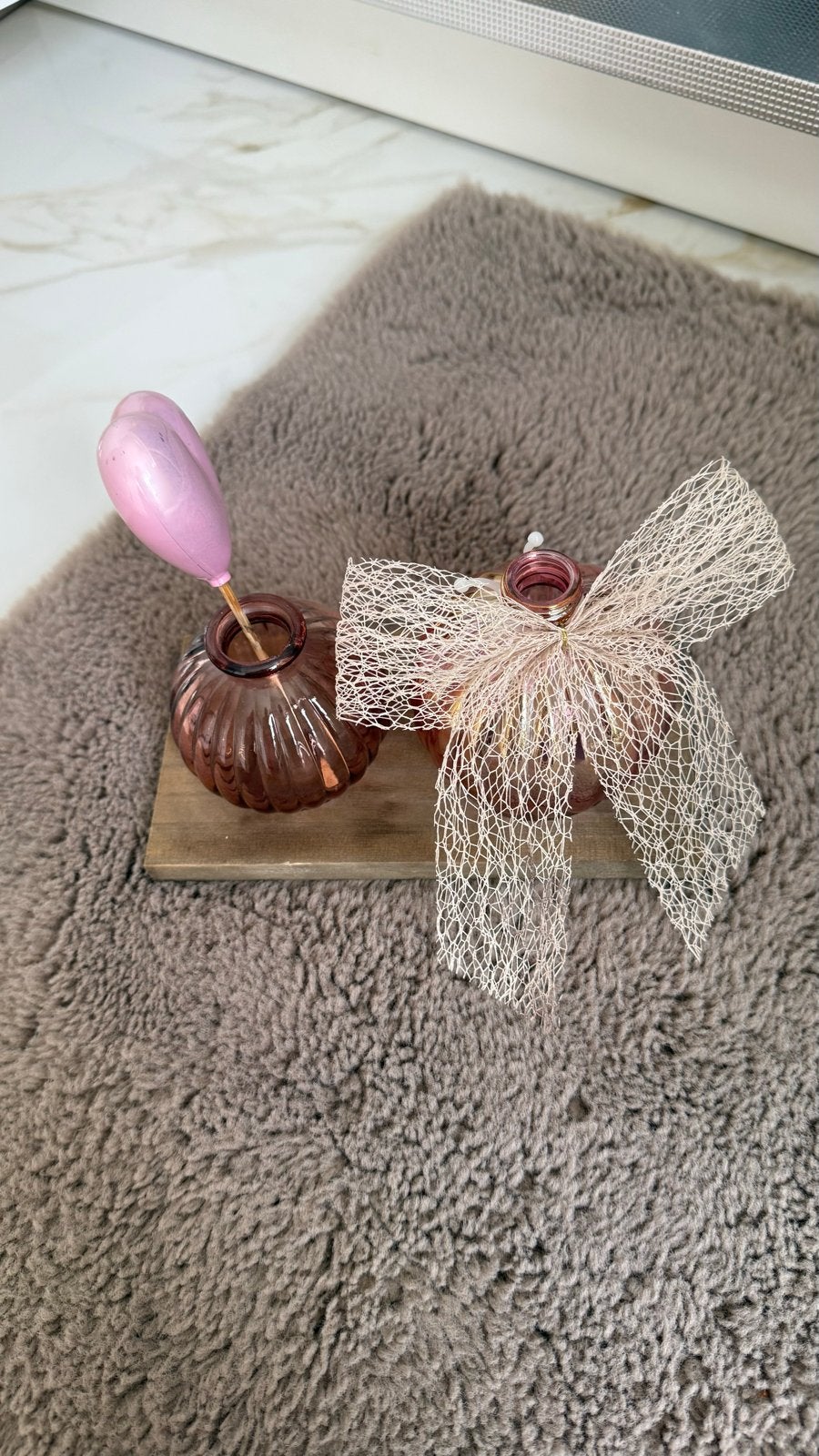 Decoratieve vazen set met houten plateau, Inclusief decoratie, Ophalen of Verzenden, Roze, Glas