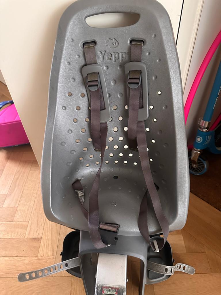Yepp Achterzitje Grijs - Comfortabel en Veilig, Fietsen en Brommers, Fietsaccessoires | Fietsstoeltjes, Ophalen, Achterzitje, 9 t/m 18 kg