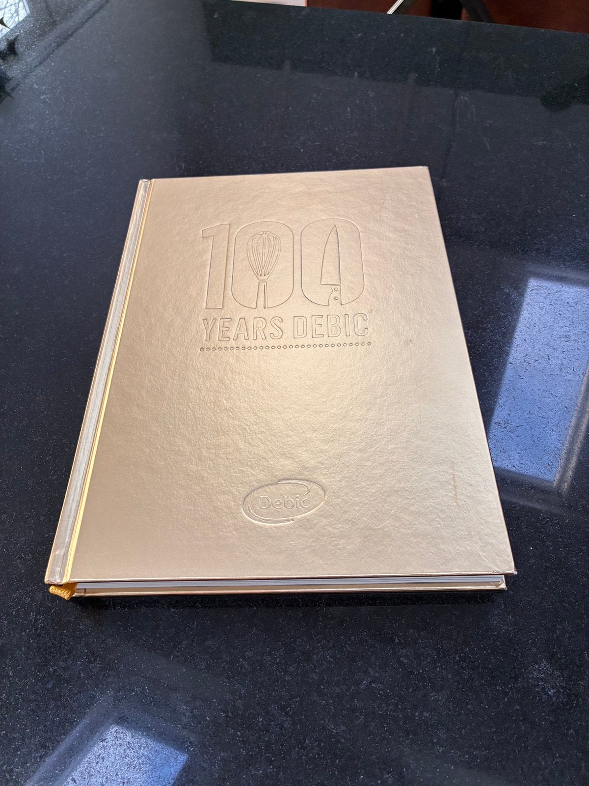 Nieuw kookboek 100 years Debic patisserie, Ophalen of Verzenden, Zo goed als nieuw
