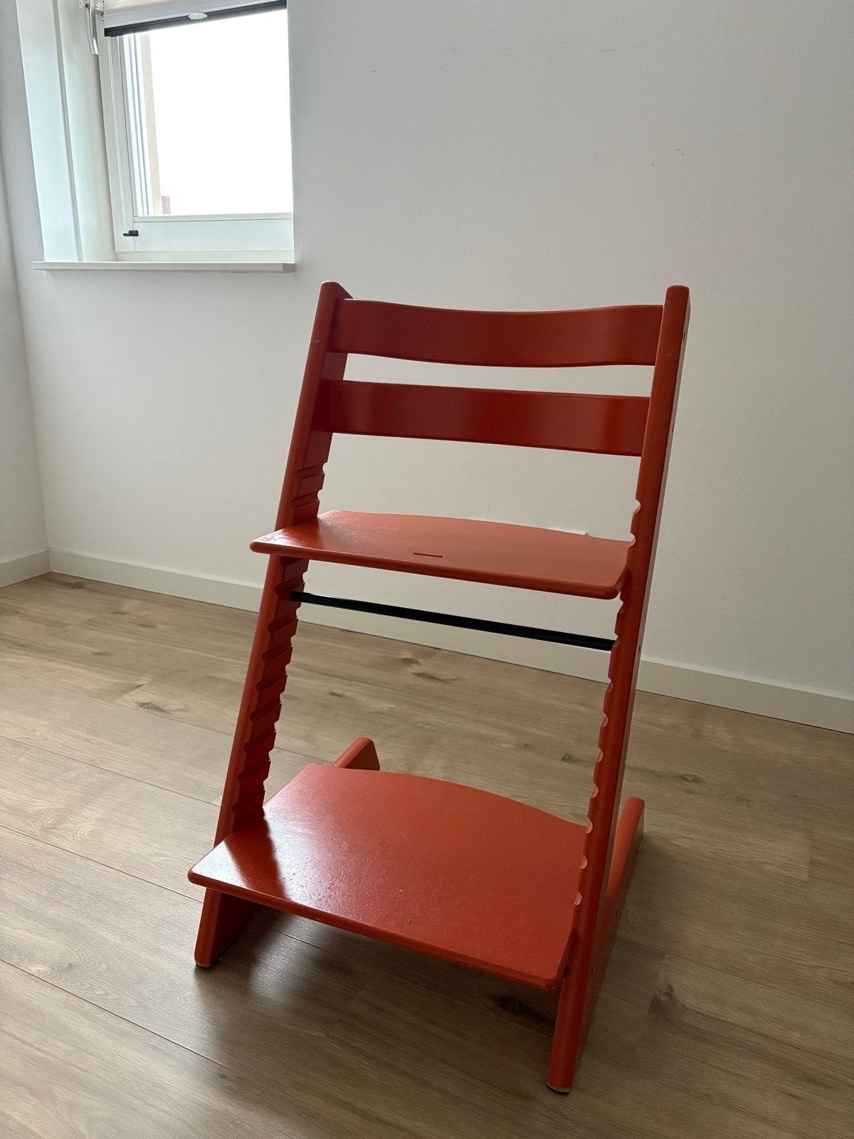Stokke Tripp Trapp kinderstoel met tuigje - Oranje, Kinderen en Baby's, Ophalen, Gebruikt, Meegroeistoel, Gordel(s)