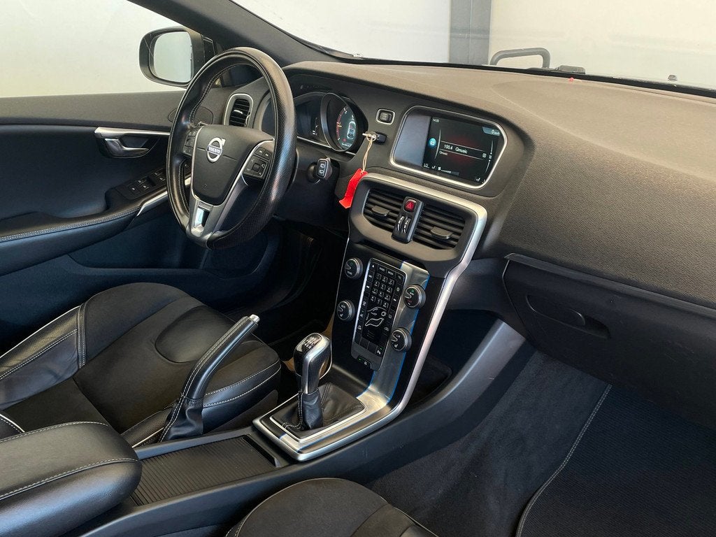 Volvo V40 2.0 D2 R-Design Business|Connect Pack|Stoelverwarm, Auto's, Voorwielaandrijving, Gebruikt, Euro 6, 4 cilinders