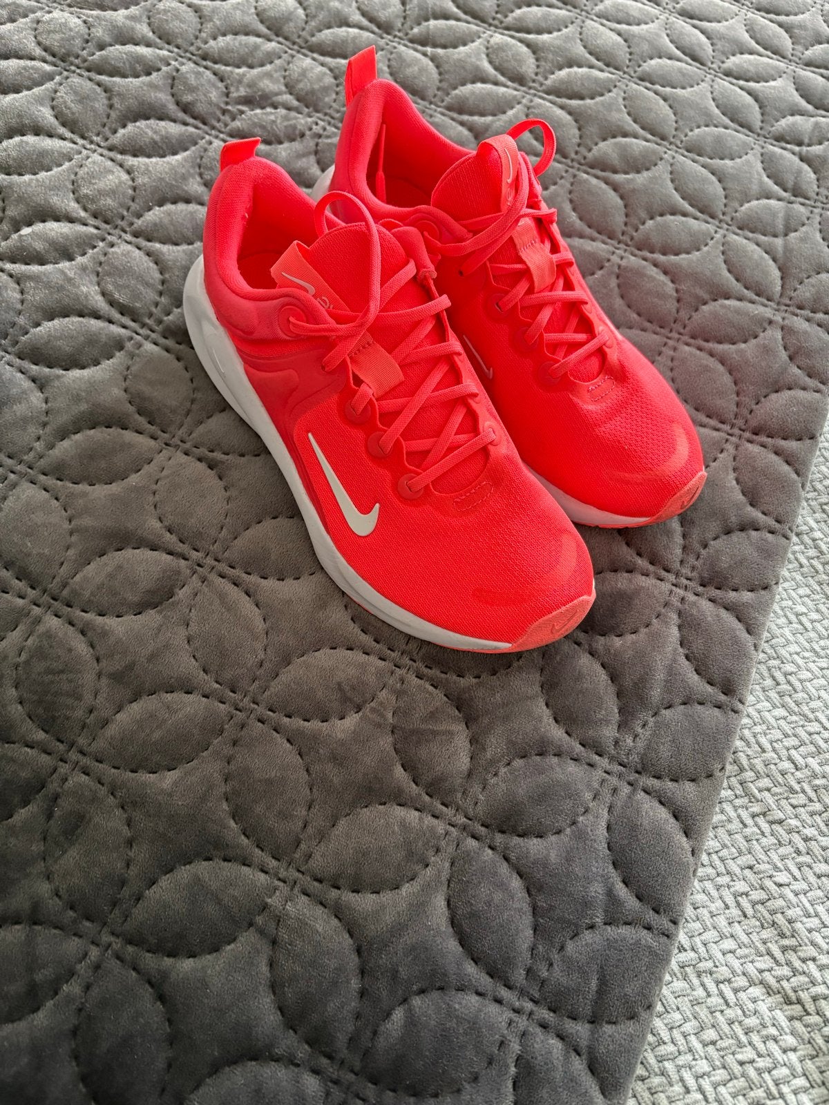 Nike Renew Run 4 hardloopschoenen - Maat 36.5, Kleding | Dames, Ophalen, Zo goed als nieuw, Oranje, Sportschoenen