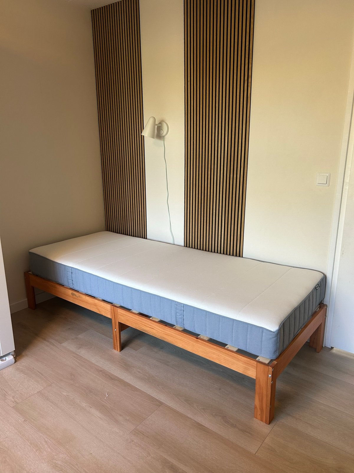 Bed + matras 80x200 cm – uitstekende staat, Ophalen, Eenpersoons, Bruin, Zo goed als nieuw